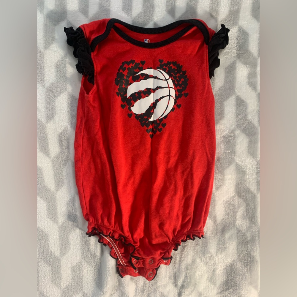 🛍️3/$10, 5/$15, or 10/$20 NBA Toronto Raptors baby onsie (Size: 18 months)